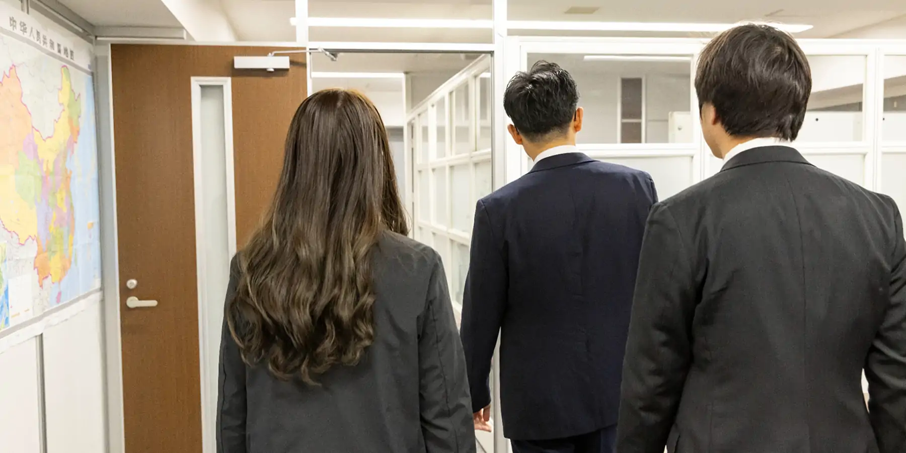 座談会を終えて仕事に戻る様子